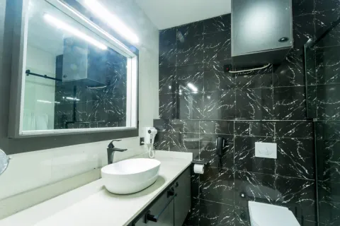 Deluxe Bathroom
