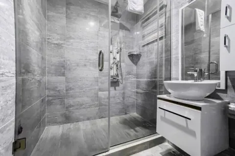 Toilet/Bath